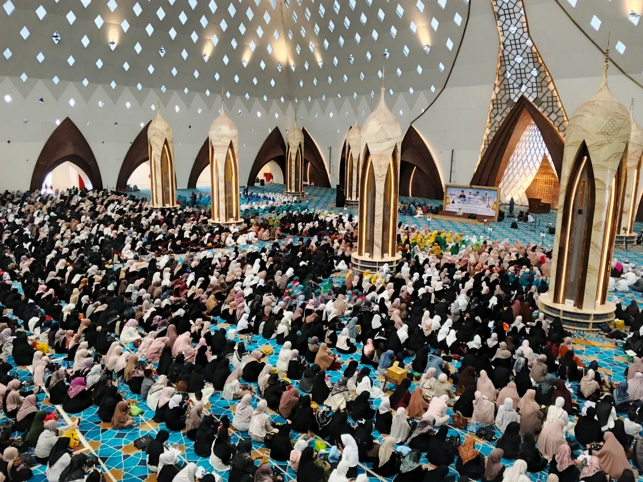 Sentuh Hati 35.000 Jamaah, Agnia Care & Majelis Sejuta Pelukan Galang Kebaikan di Dzikir Akbar Al-Jabbar